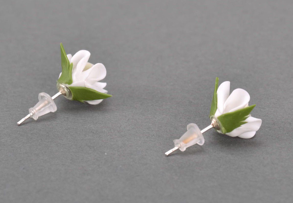 Красивые серьги гвоздики из полимерной глины Белая роза фото 2