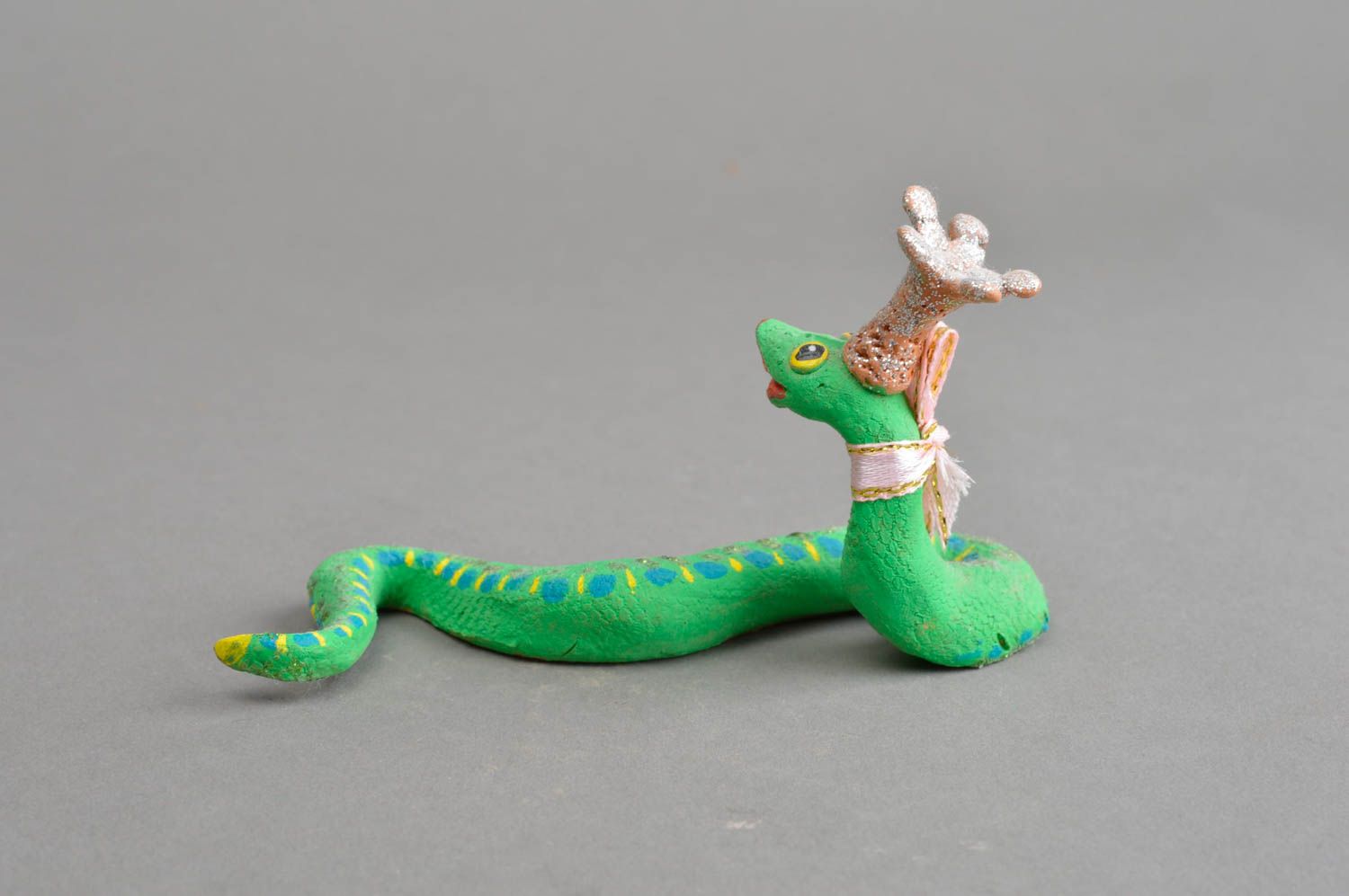 Керамический сувенир ручной работы змея королева скарапея зеленого цвета фото 4