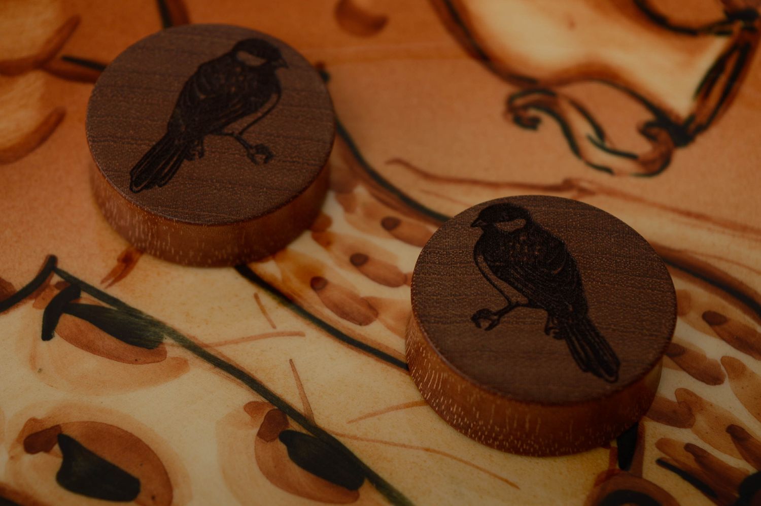 Piercings plugs en bois avec gravure d'oiseaux photo 4