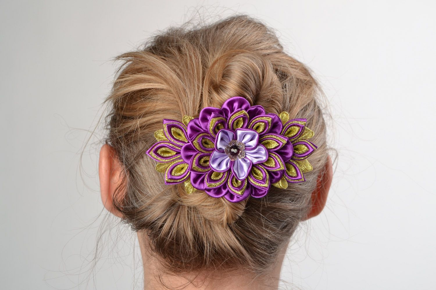 Exklusive handgemachte violette Haarklemme aus Stoff in Kanzashi  foto 1