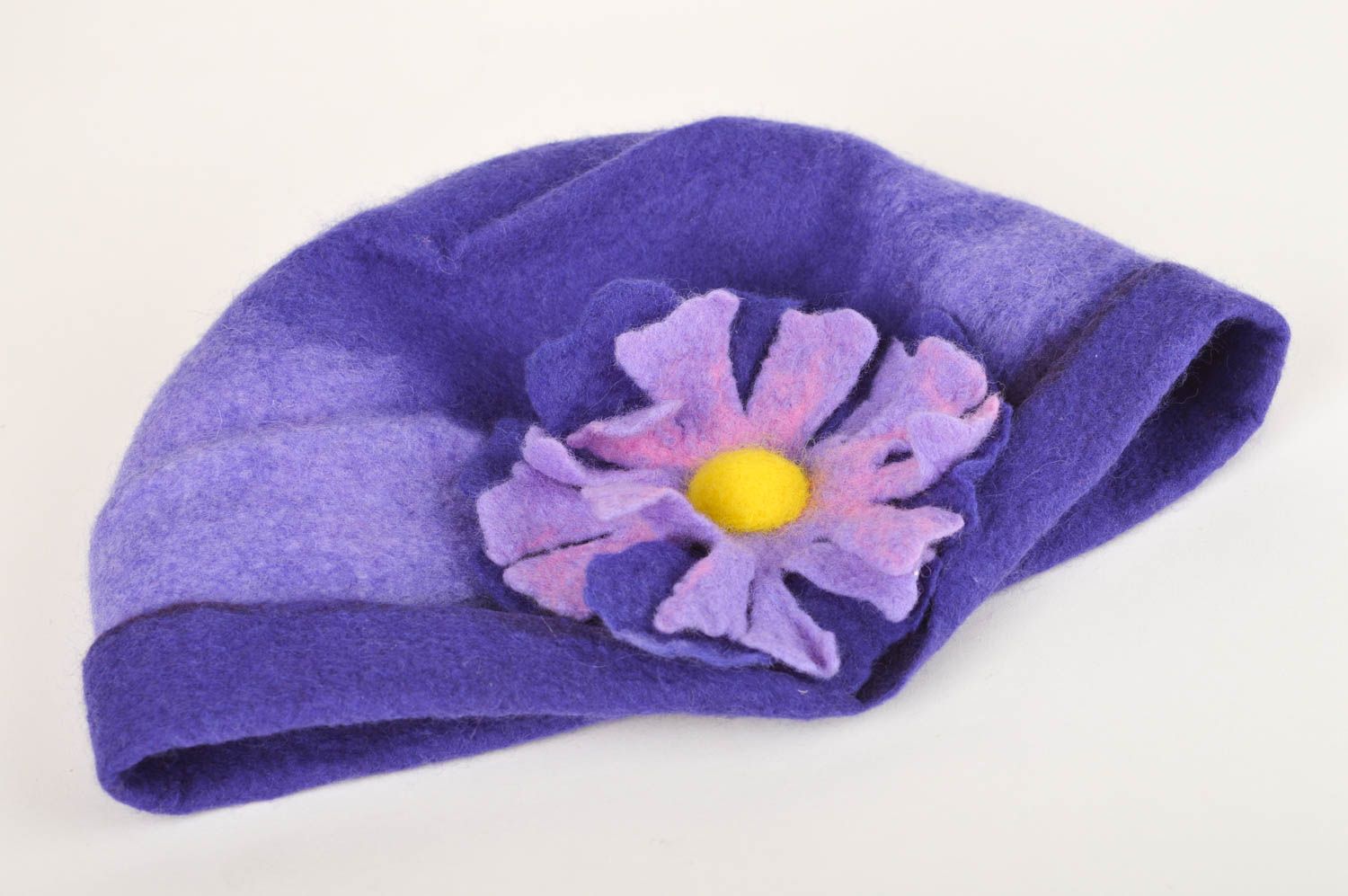 Bonnet laine fait main Chapeau chaud avec fleur tons lilas Vêtement femme photo 2