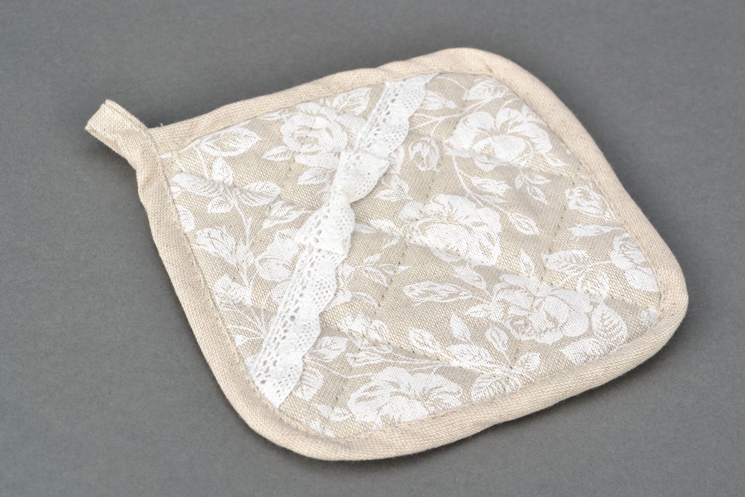 Manique en tissu beige avec dentelle carrée faite main pour cuisine Rose Blanche photo 3