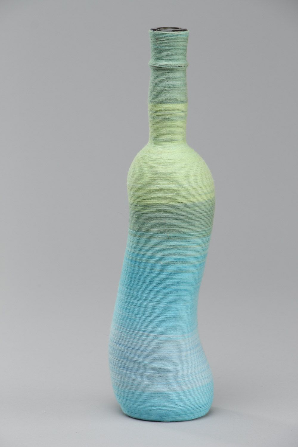 Botella artesanal de cristal envuelta en hilos de algodón de volumen de 700 ml foto 2