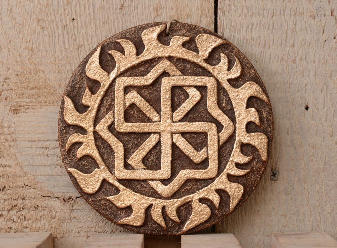 Prato -talismã redondo de argila feito à mão para decoração do interior em estilo étnico Molvinets foto 1