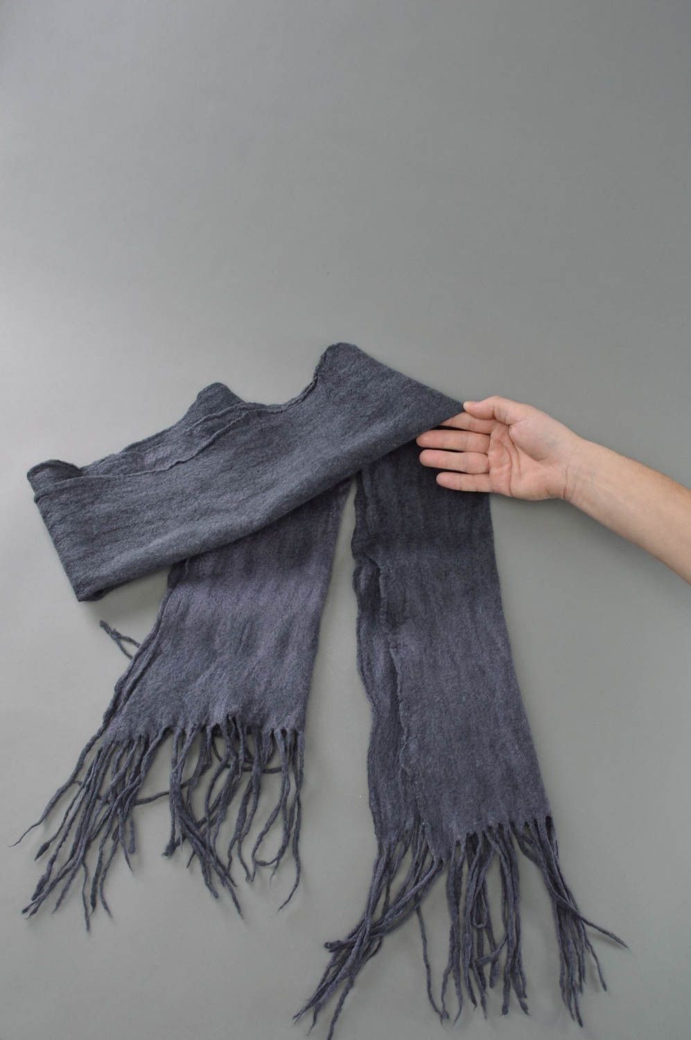 Bufanda tejida a mano de lana en técnica de fieltro bonita gris original larga foto 4