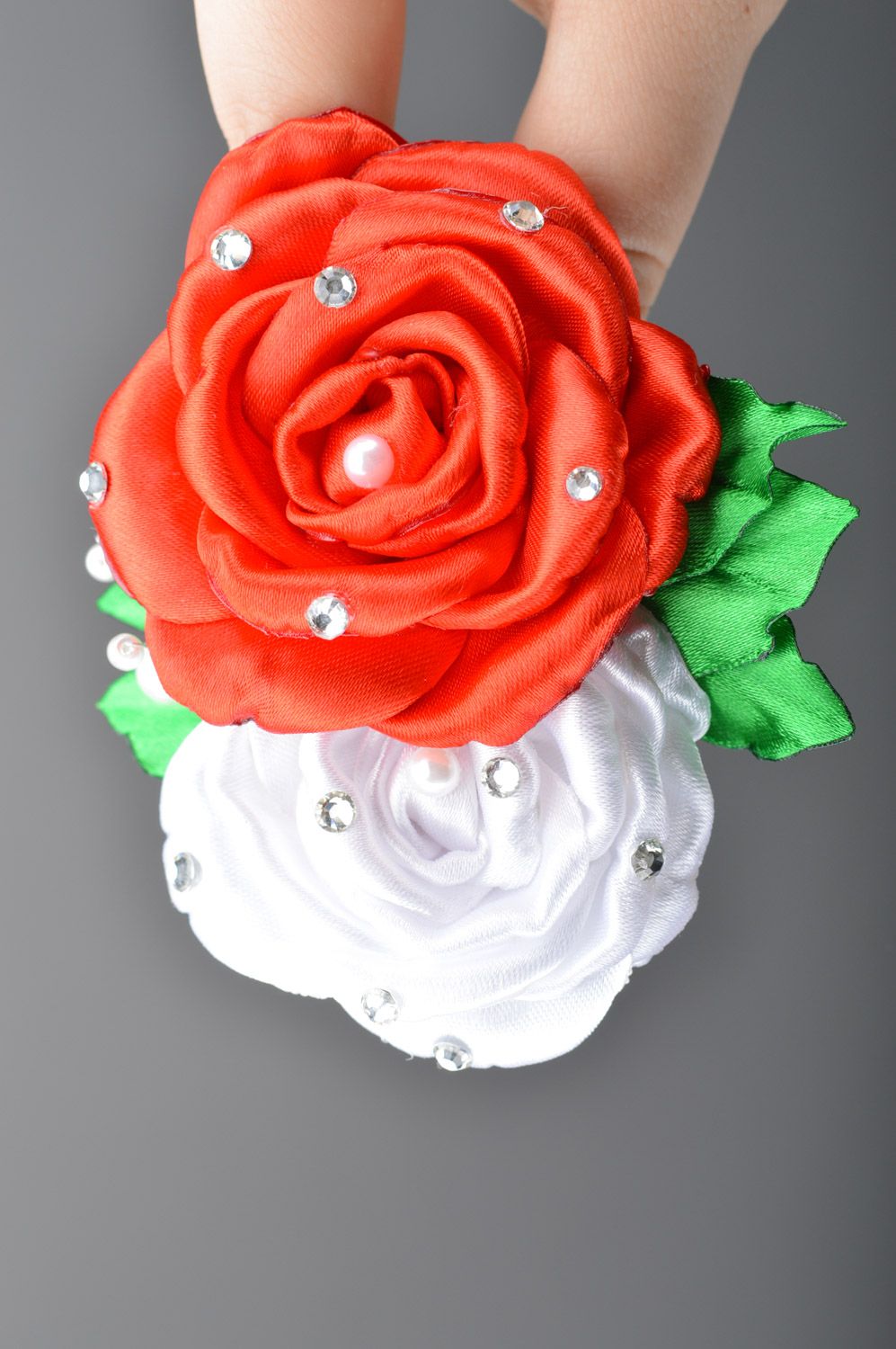 Handmade metallische Haarklemme mit Blume aus Altasbändern in Form von weißer und roter Rose foto 2