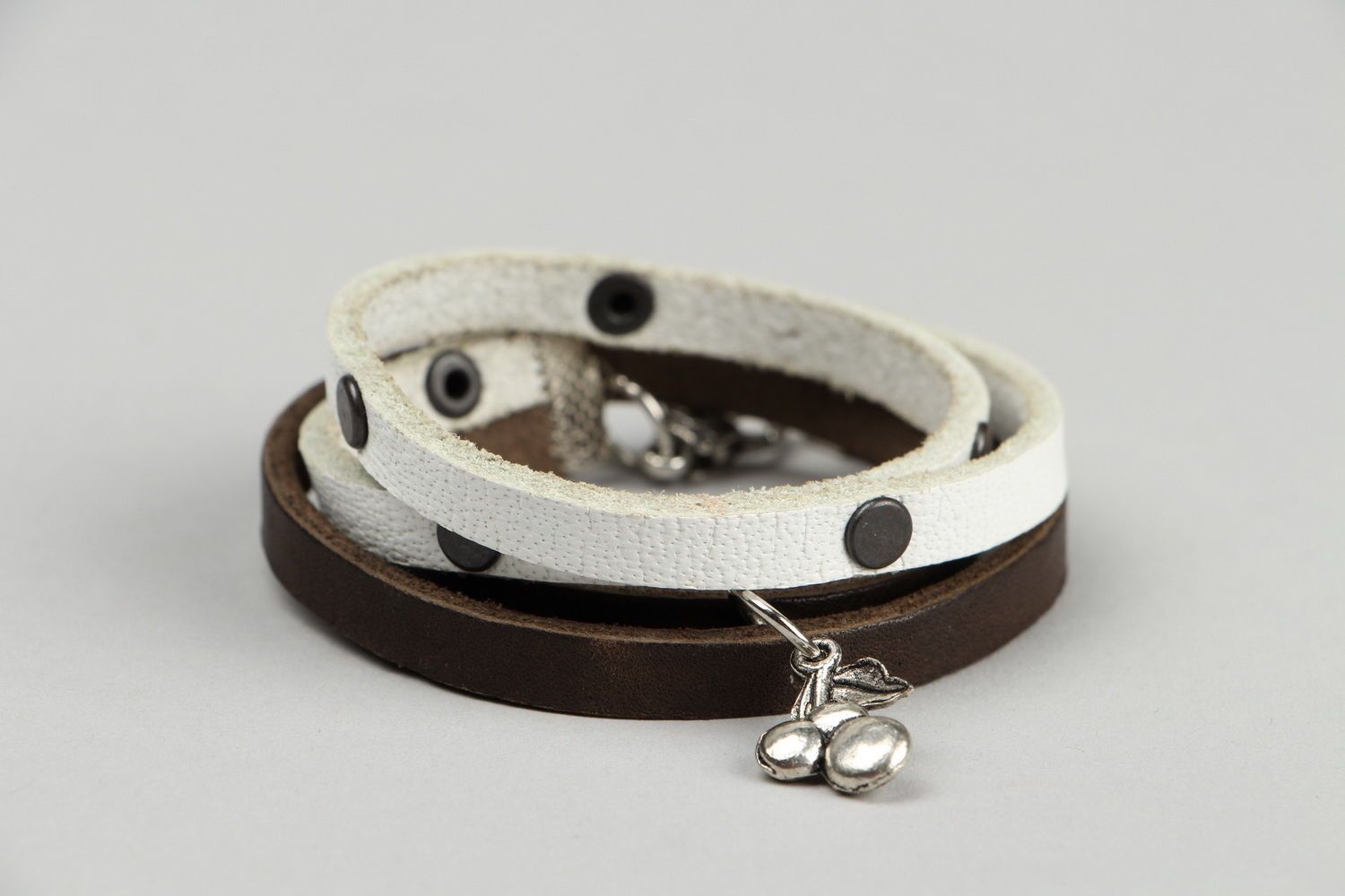 Leather bracelet with rivets. photo 3