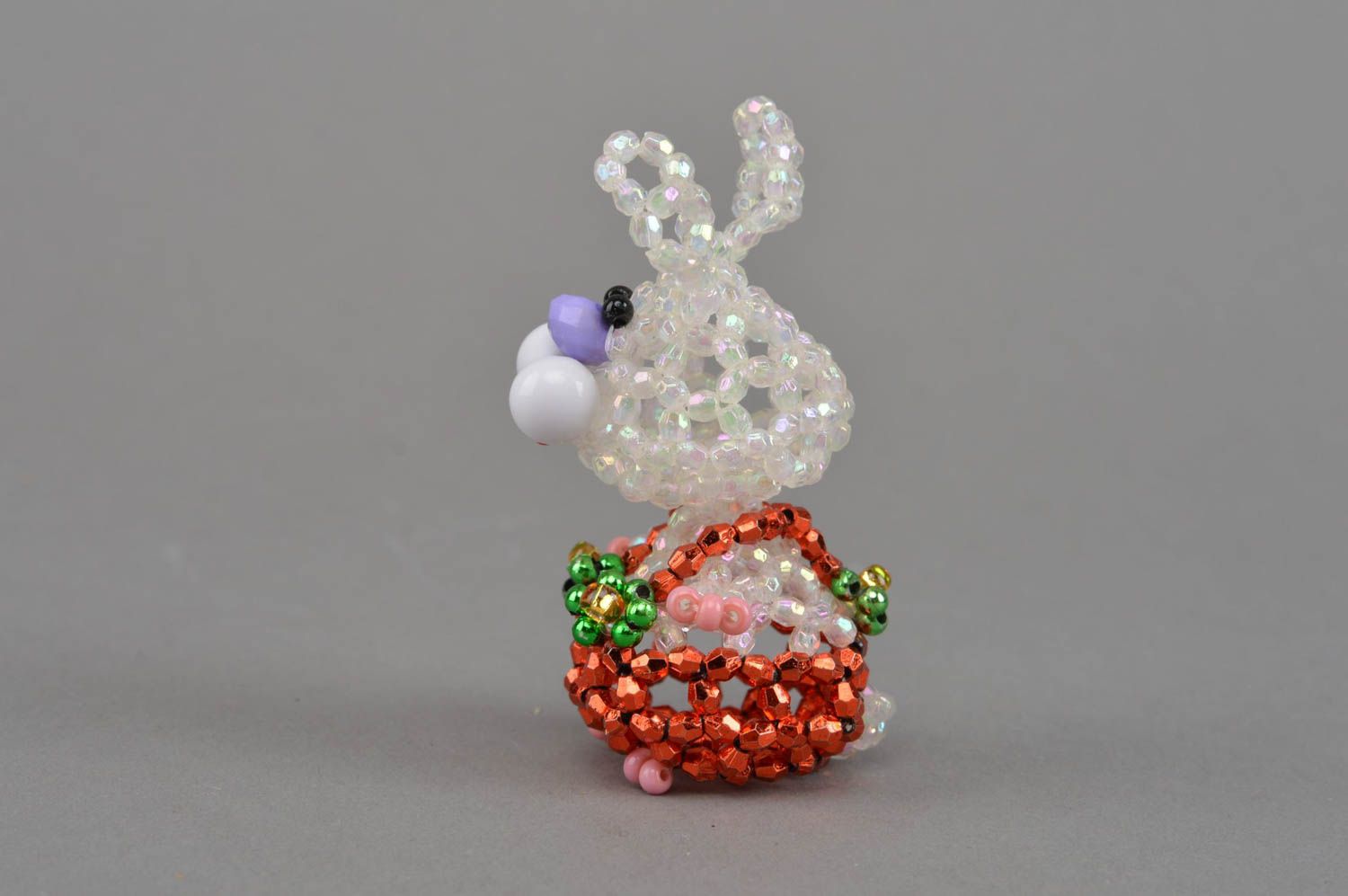 Бисерная фигурка зайца ручной работы маленькая для настольного декора дома фото 4