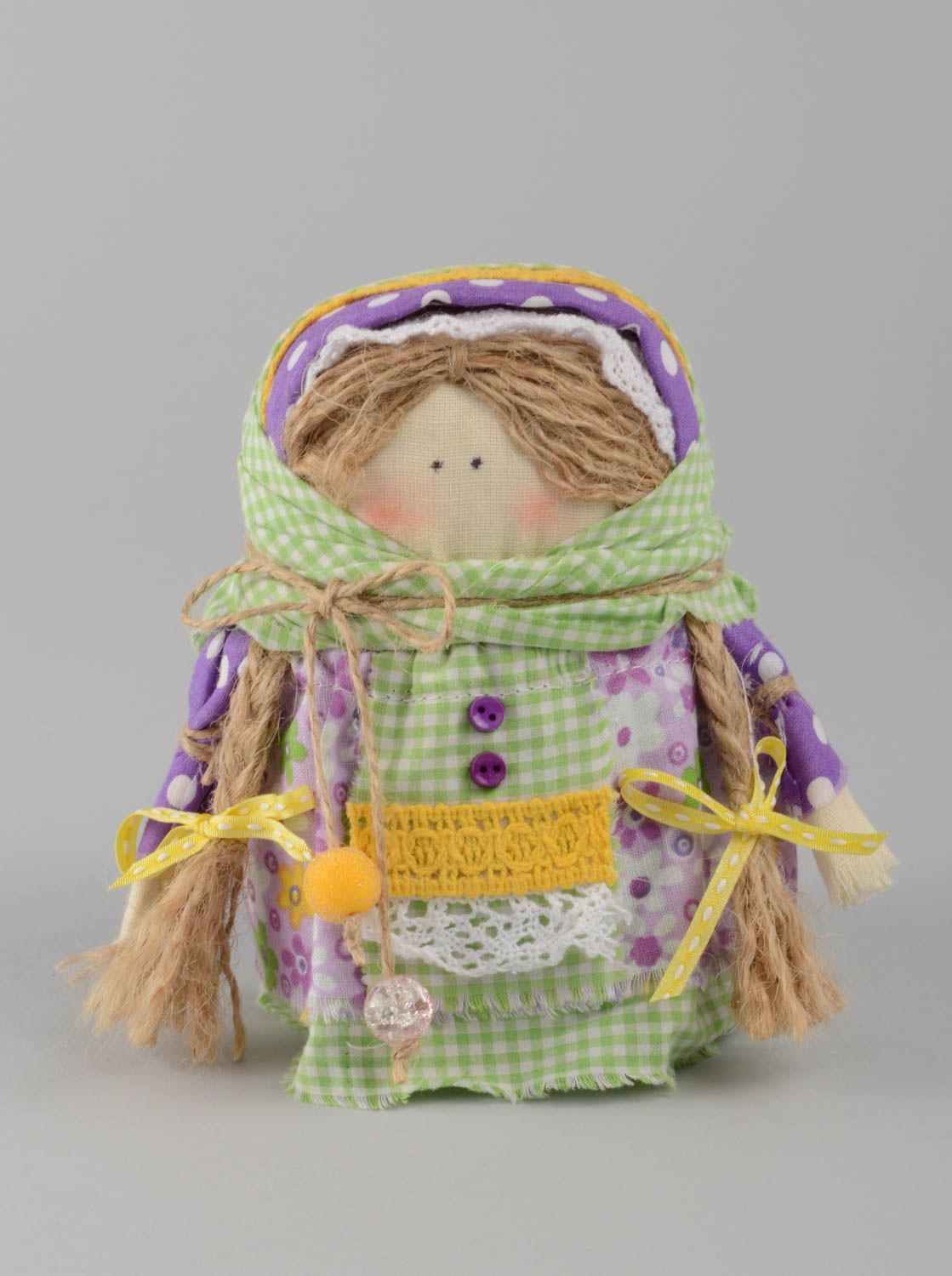 Красивая кукла оберег зерновушка ручной работы с крупой из натуральных тканей фото 2