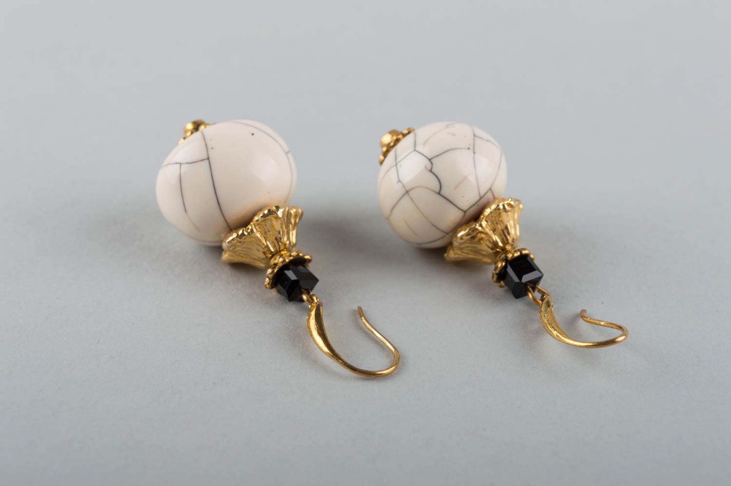 Kleine runde weiße handgemachte Ohrringe mit Anhängern aus Naturstein Gowlit foto 4