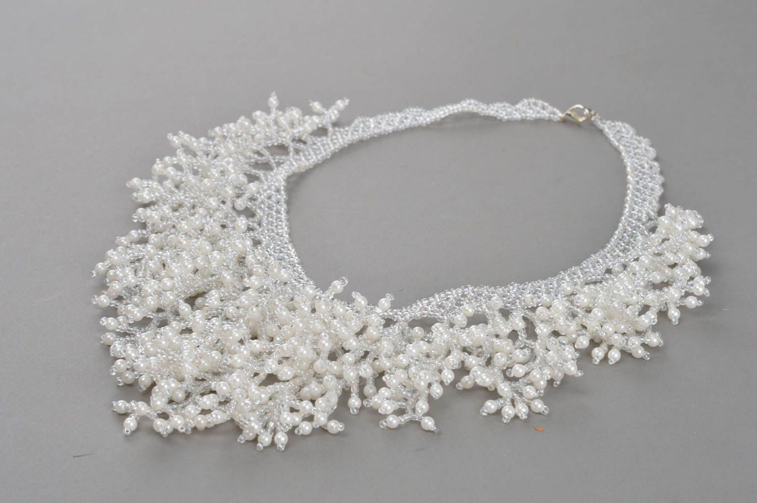 Ожерелье из бисера и бусин ручной работы авторское красивое белое Иней и ягоды фото 2