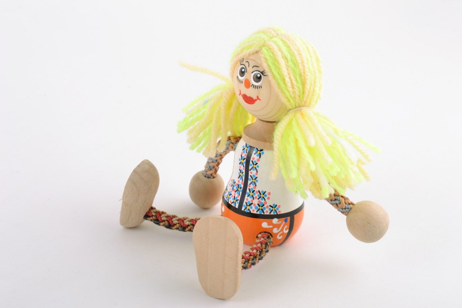 Öko Spielzeug Puppe aus Holz mit Bemalung Geschenk für Mädchen Handarbeit foto 4