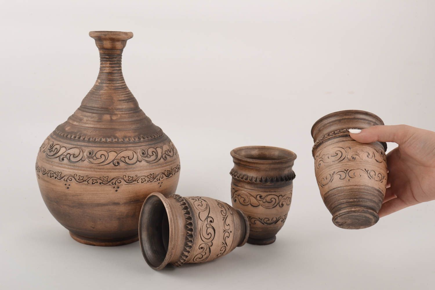 Juego de vajilla de jarrón decorativo y tres vasos de cerámica artesanales foto 2