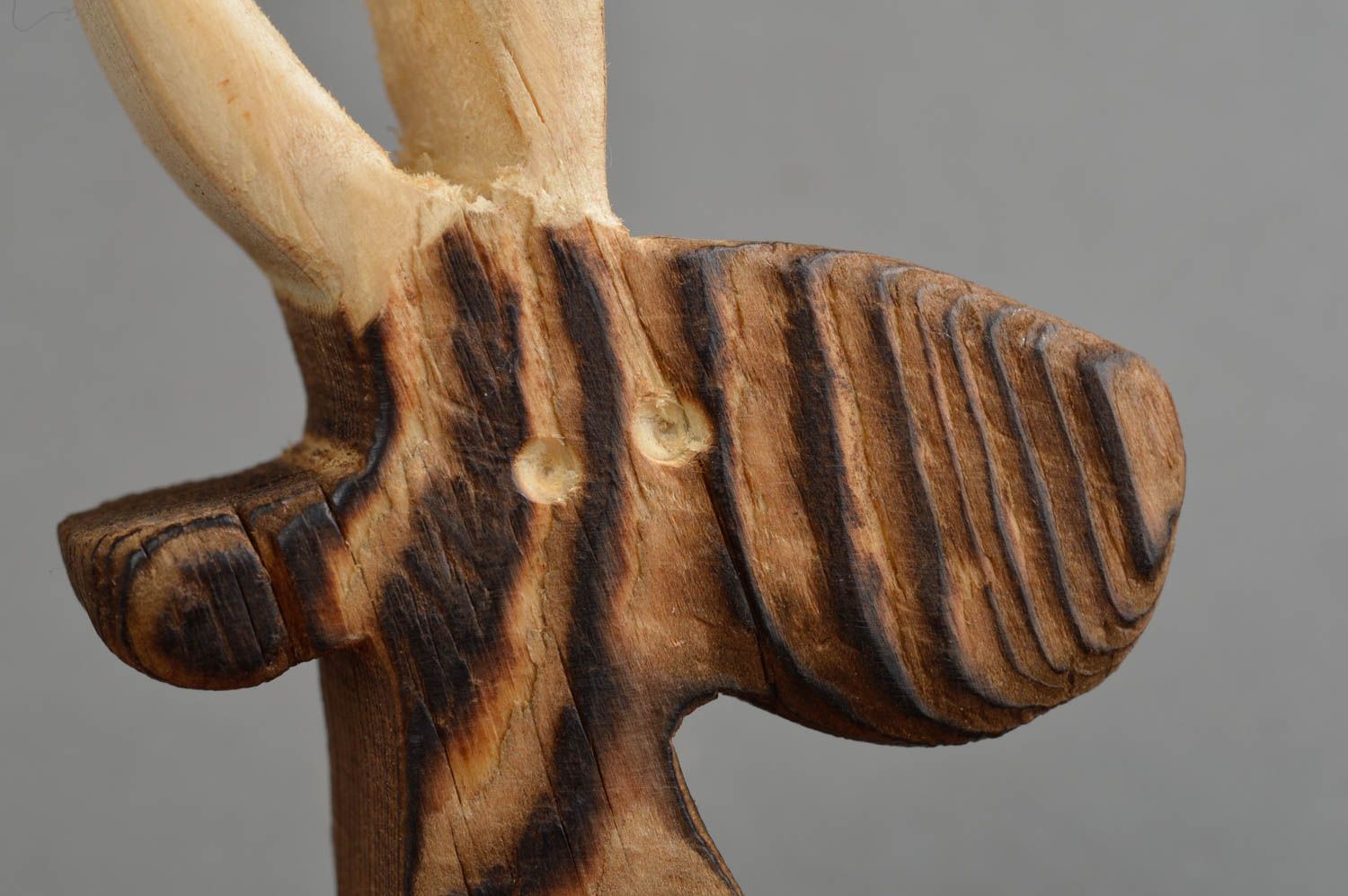 Figurine chèvre en bois de pin faite main marron écologique design original photo 5