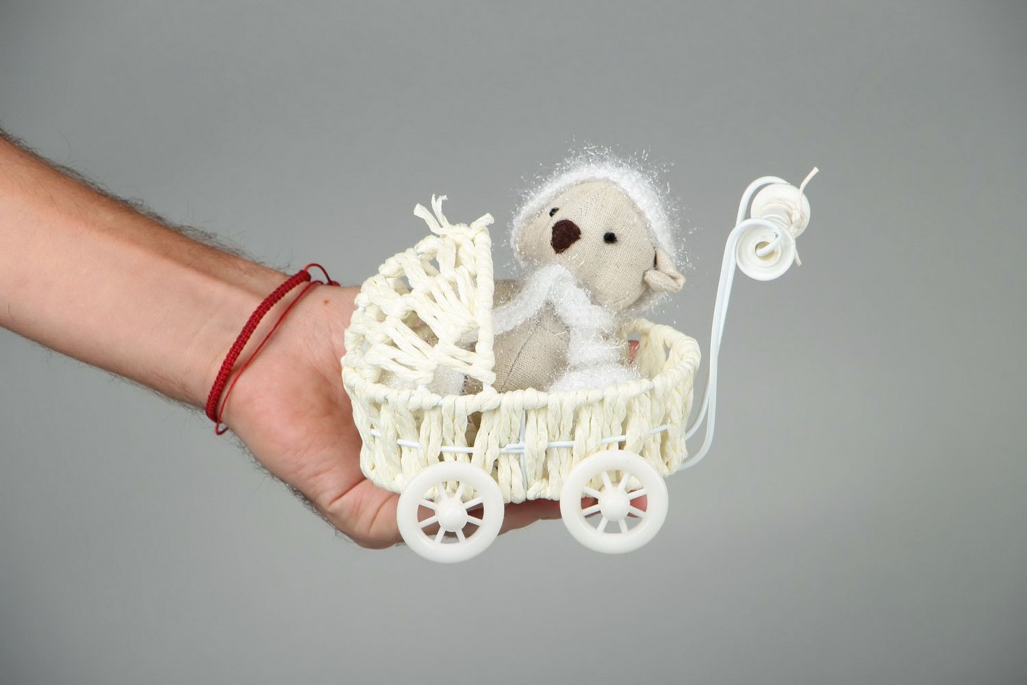 Handgemachtes Kuscheltier aus Leinen Bär im Kinderwagen foto 4
