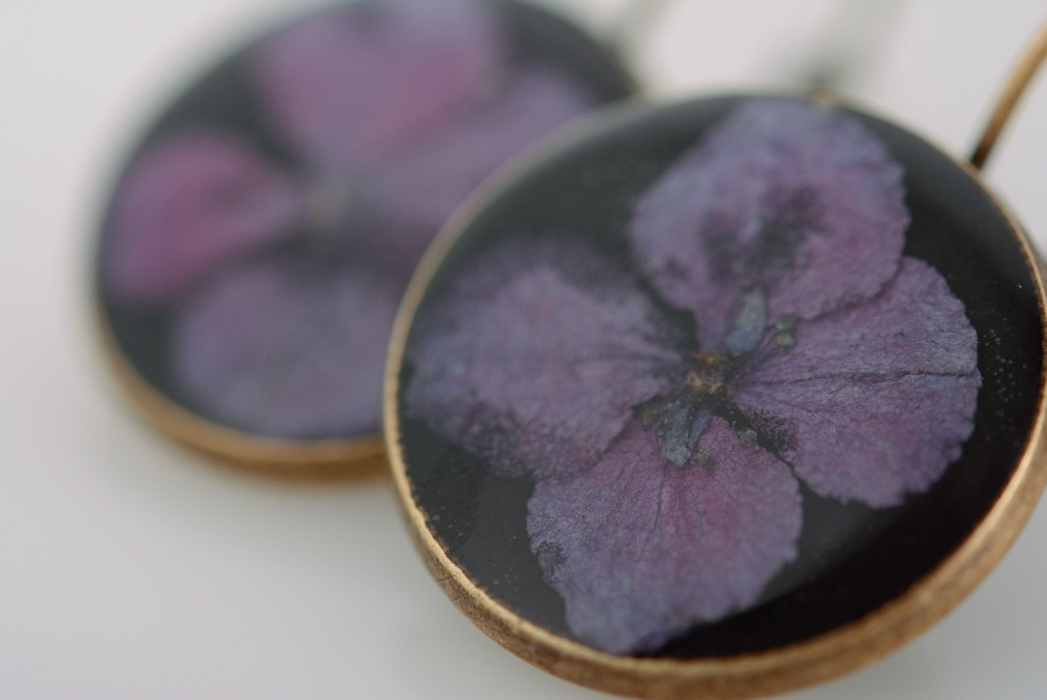 Homemade round black dangle earrings with violet flowers in epoxy resin photo 5
