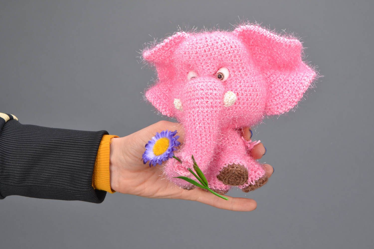 Juguete hecho a mano Elefante rosado con una flor foto 2