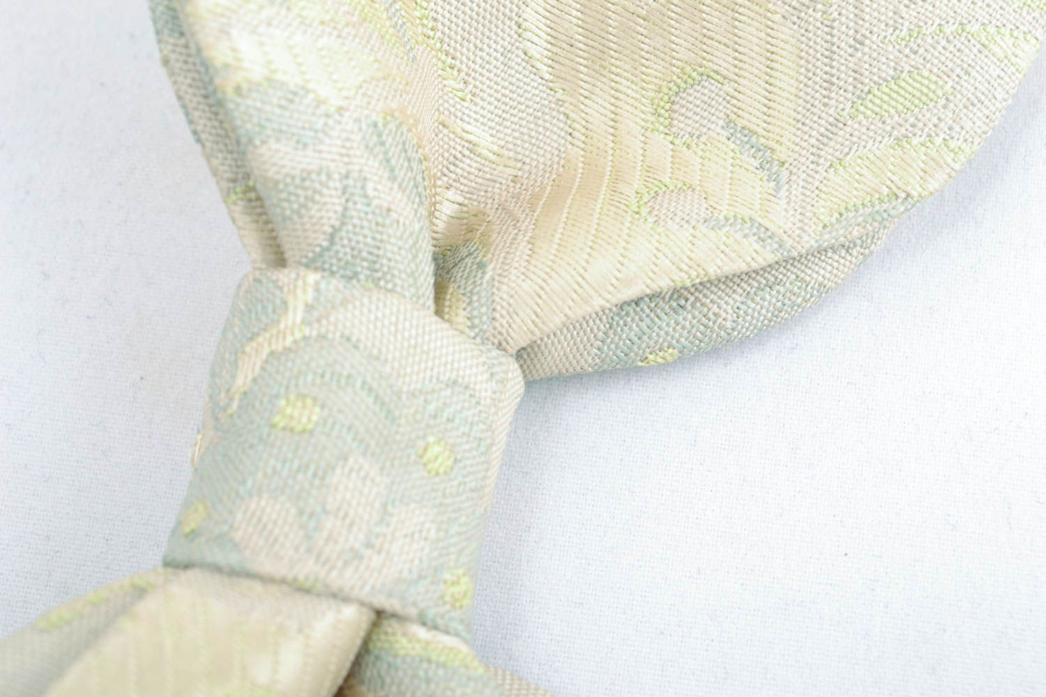 Модный галстук-бабочка серого цвета фото 3