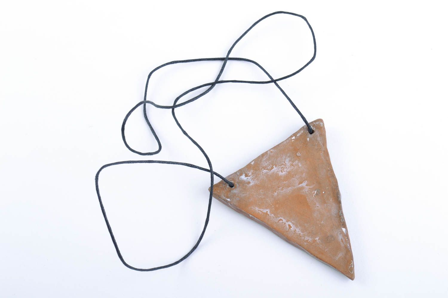 Petit pendentif en céramique brun triangulaire fait main original pour femme photo 4