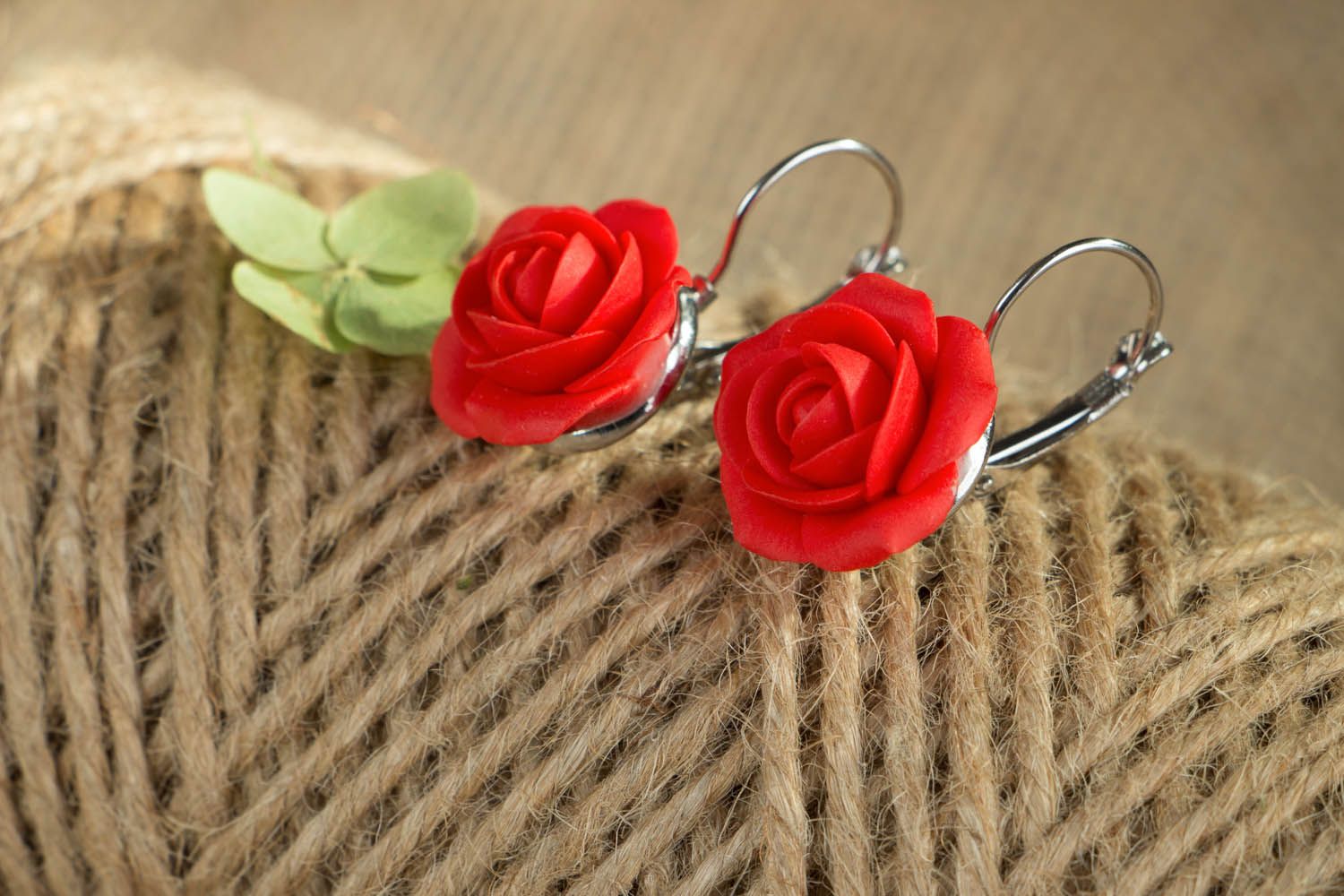Boucles d'oreilles artisanales en forme de roses rouges photo 3