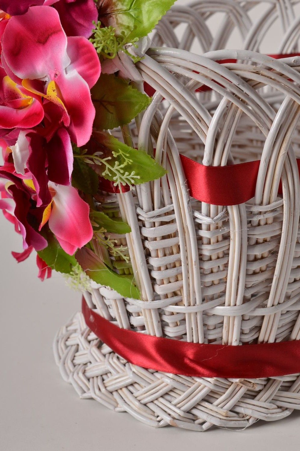 Cesta de mimbre con flores hecha a mano elemento decorativo regalo para mujer foto 6