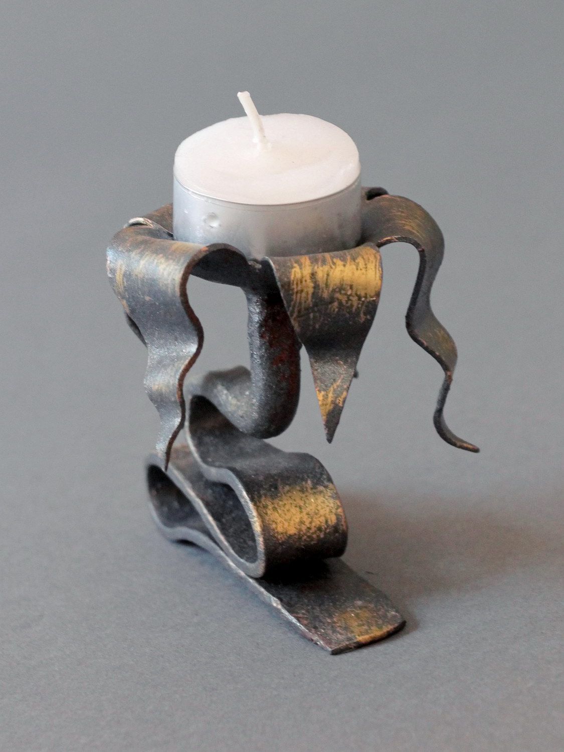Geschmiedeter Kerzenhalter aus Metall foto 4