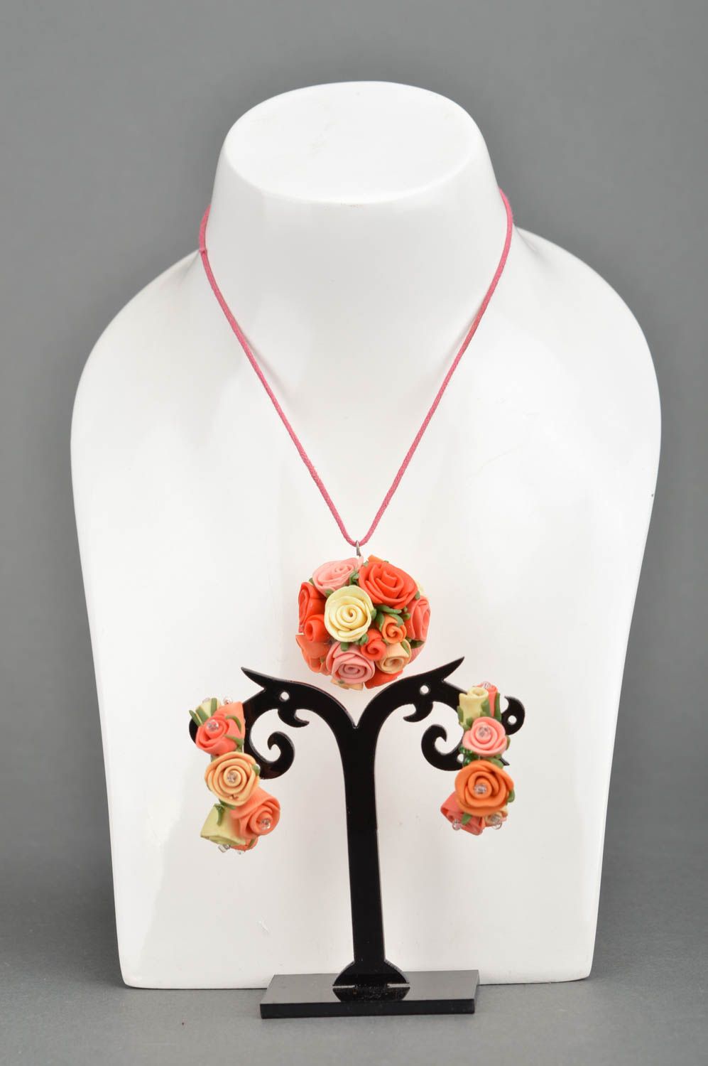 Boucles d'oreilles et pendentif fleurs faits main en pâte polymère bijoux photo 2