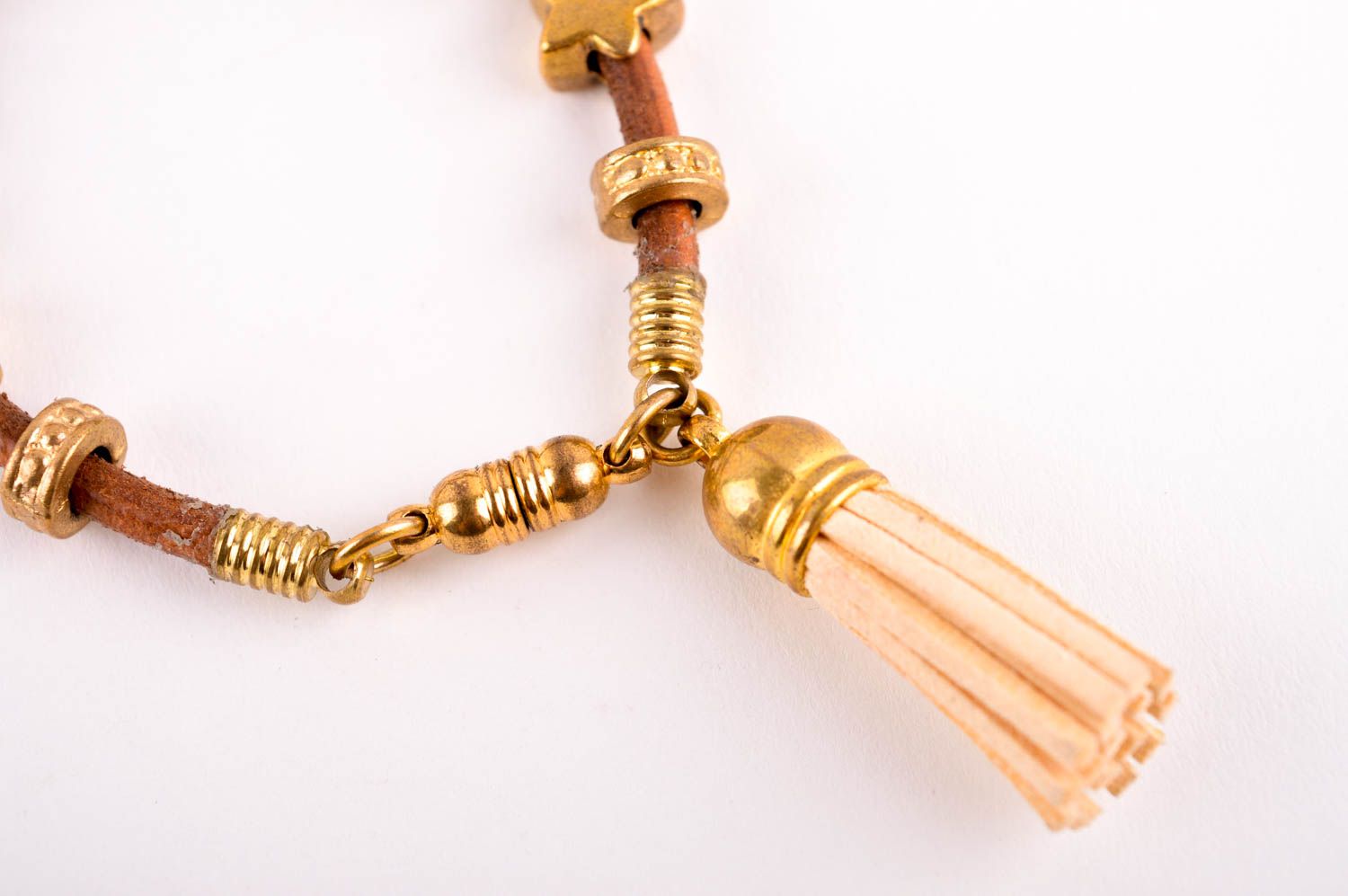 Кожаный браслет ручной работы украшение из кожи браслет на руку с подвеской фото 3