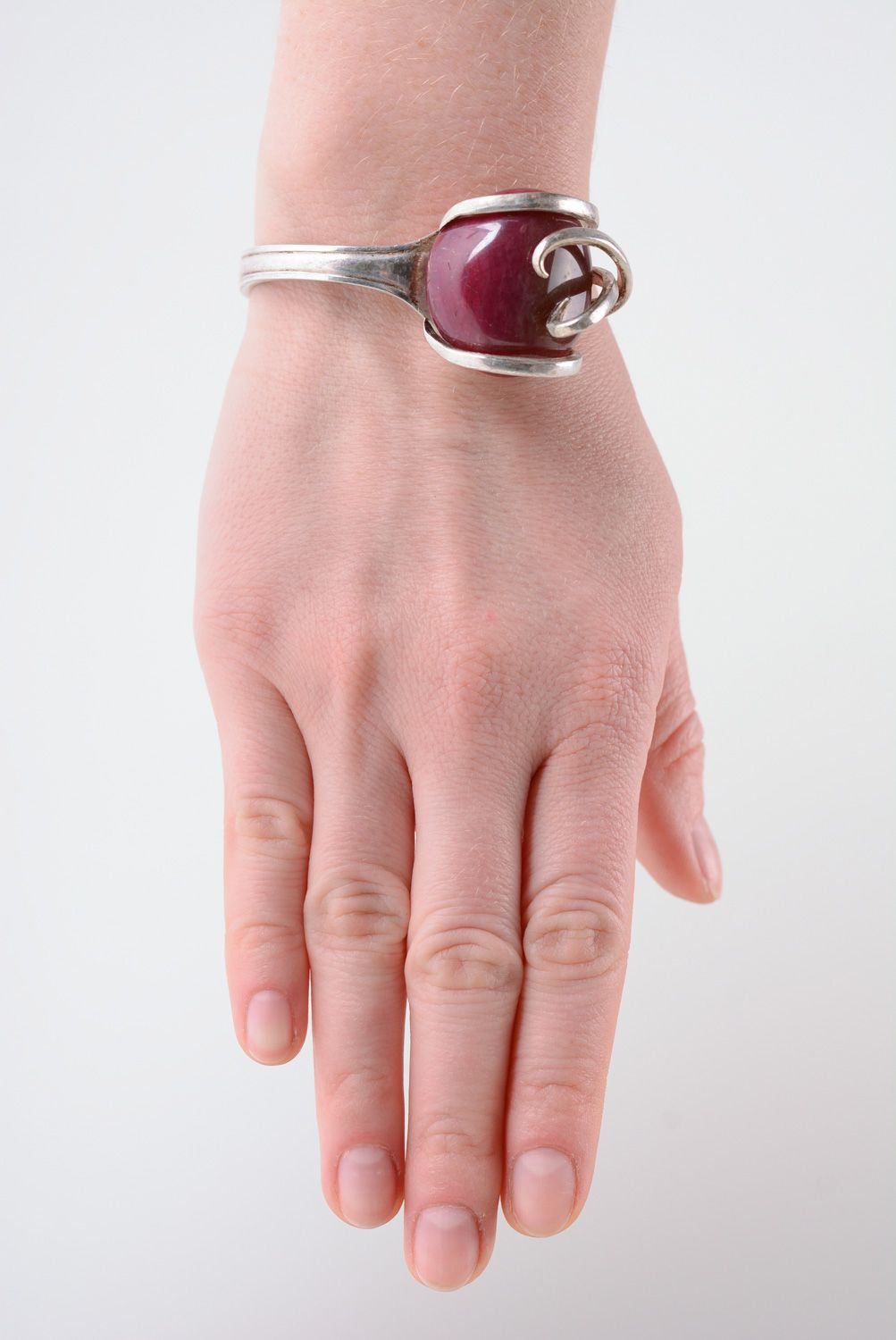 Мельхиоровый браслет на руку из вилки с натуральным камнем фото 3