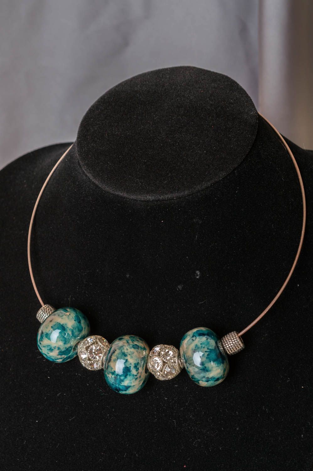 Лаконичное ожерелье из латуни колье чокер с фарфоровыми бусинами и стразами фото 1