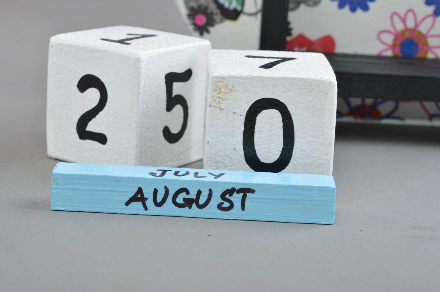 Яркий настольный календарь с кубиками в технике декупаж ручной работы Барашек фото 4