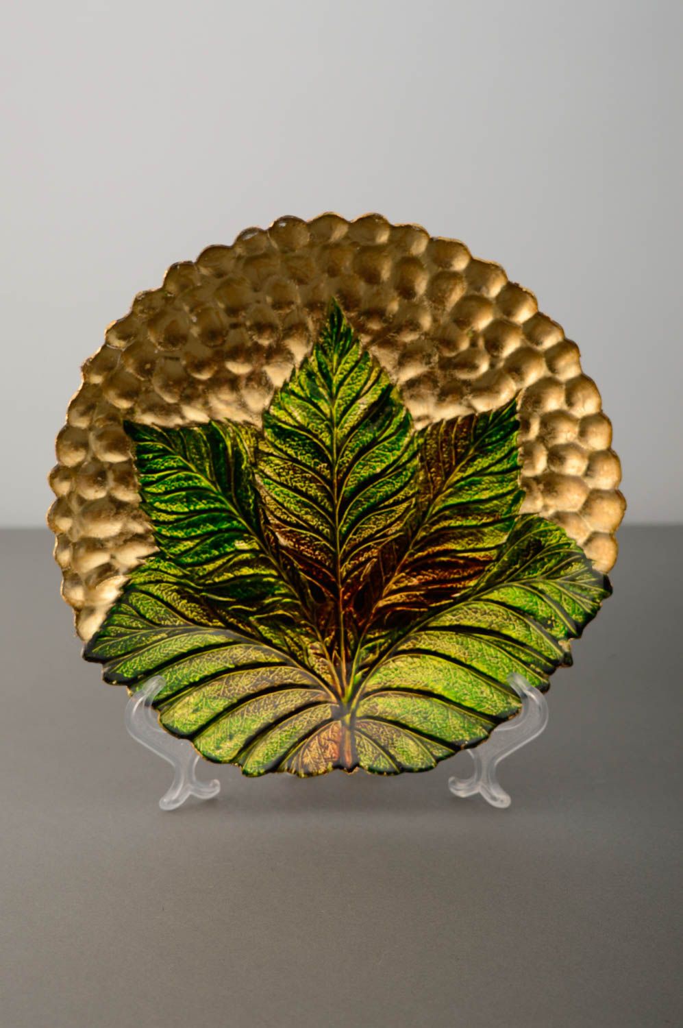 Декоративная стеклянная тарелка с росписью витражными красками фото 1
