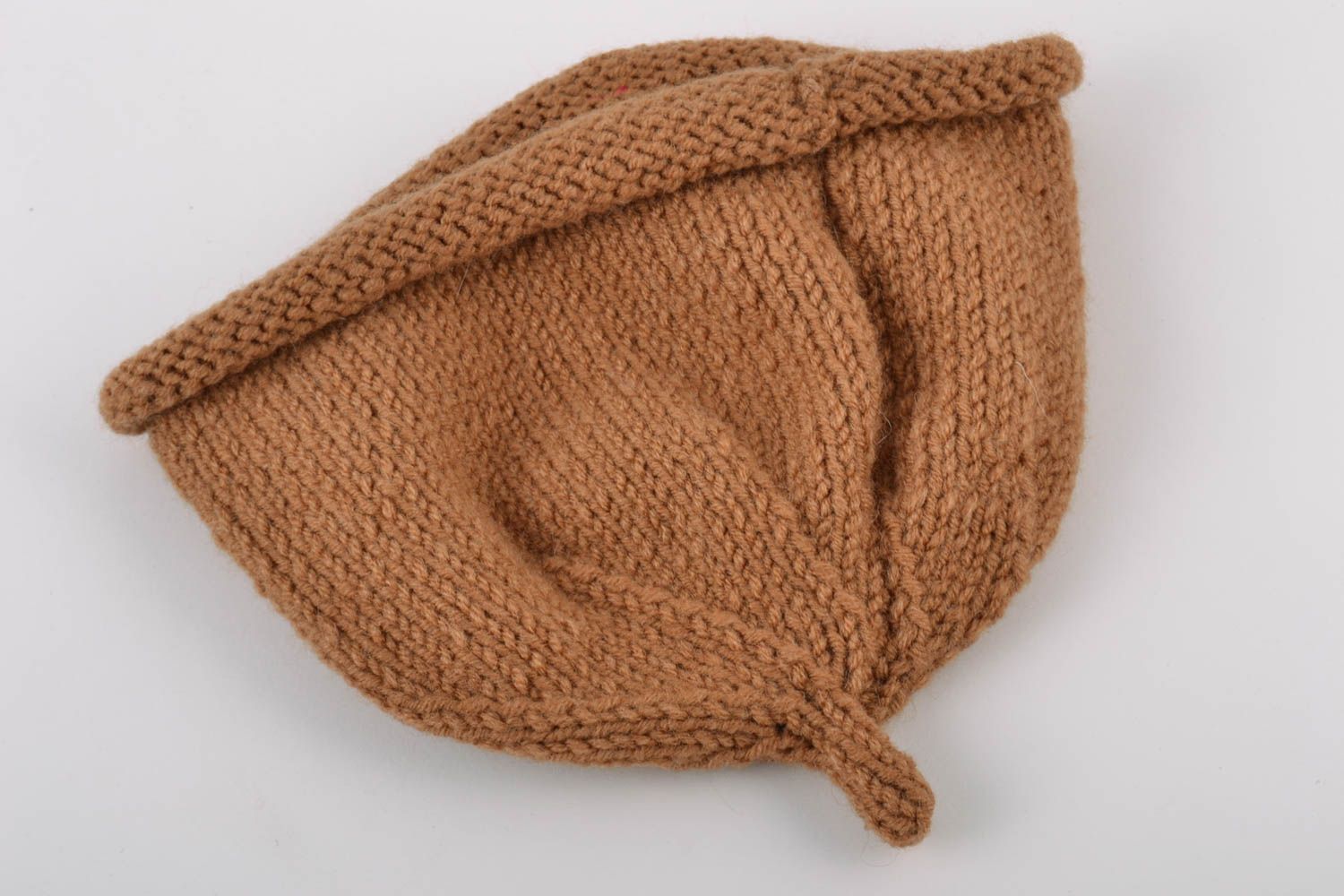 Bonnet pour fillette tricoté en coton fait main brun avec fleur rose de design photo 4