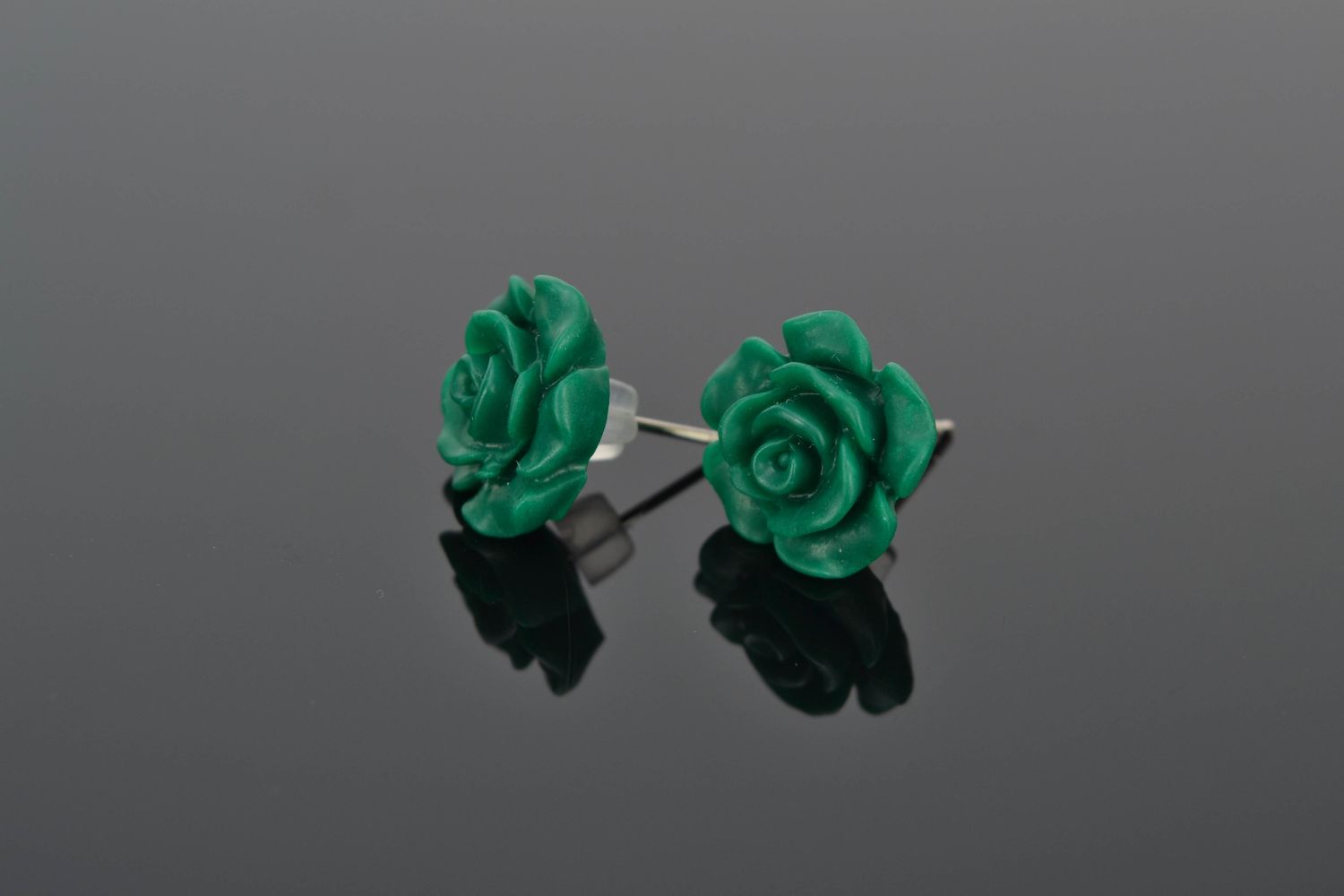 Серьги-гвоздики из полимерной глины в виде зеленых роз фото 1