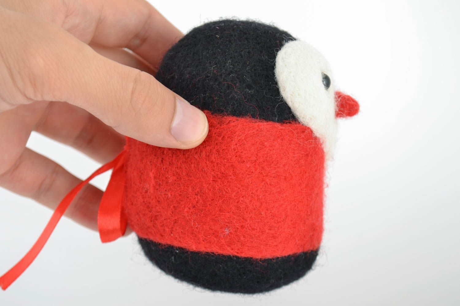 Juguete de peluche de lana artesanal en técnica de fieltro Pingüino foto 2