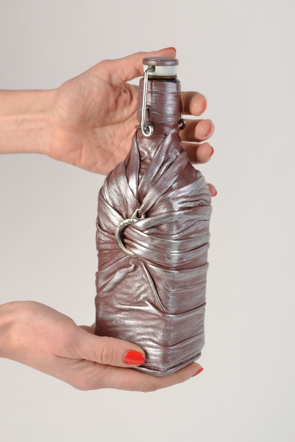 Высокая бутылка декорированная кожей ручной работы с пробкой цвета мокко фото 2