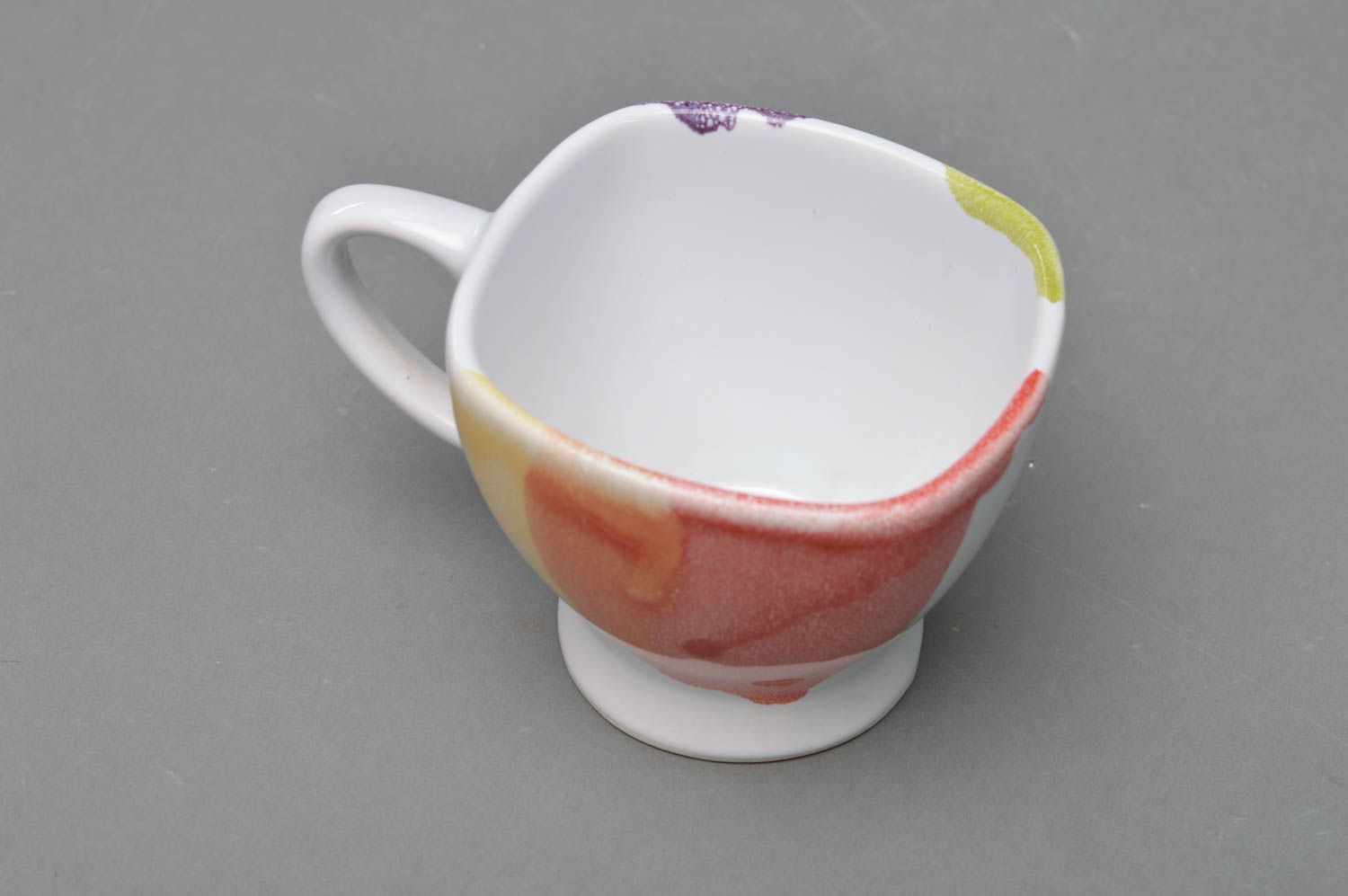 Originelle kleine weiße handgemachte Tasse aus Porzellan mit Glasur Bemalung foto 3