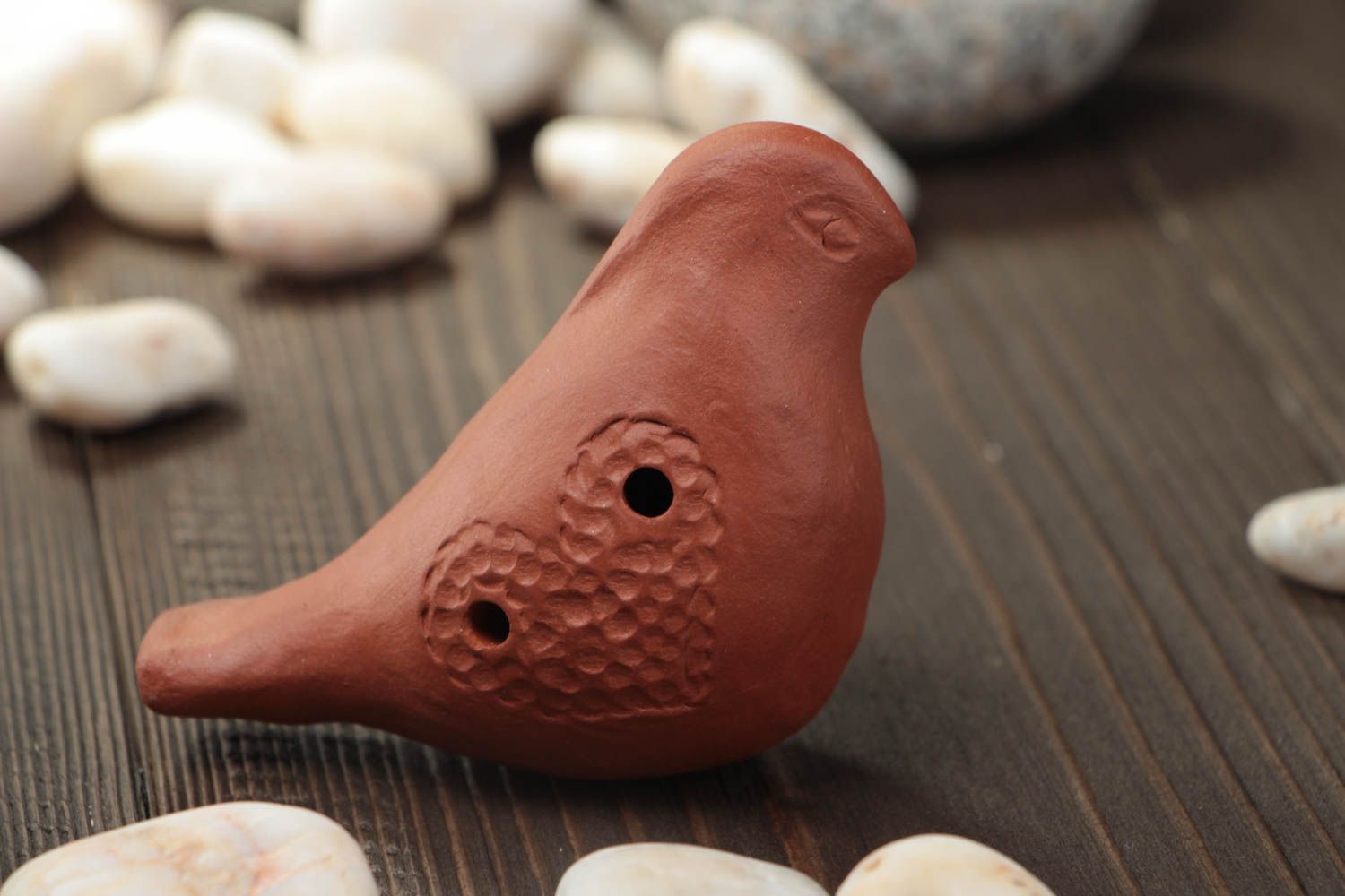 Керамическая флейта окарина ручной работы в виде маленькой коричневой птички фото 1