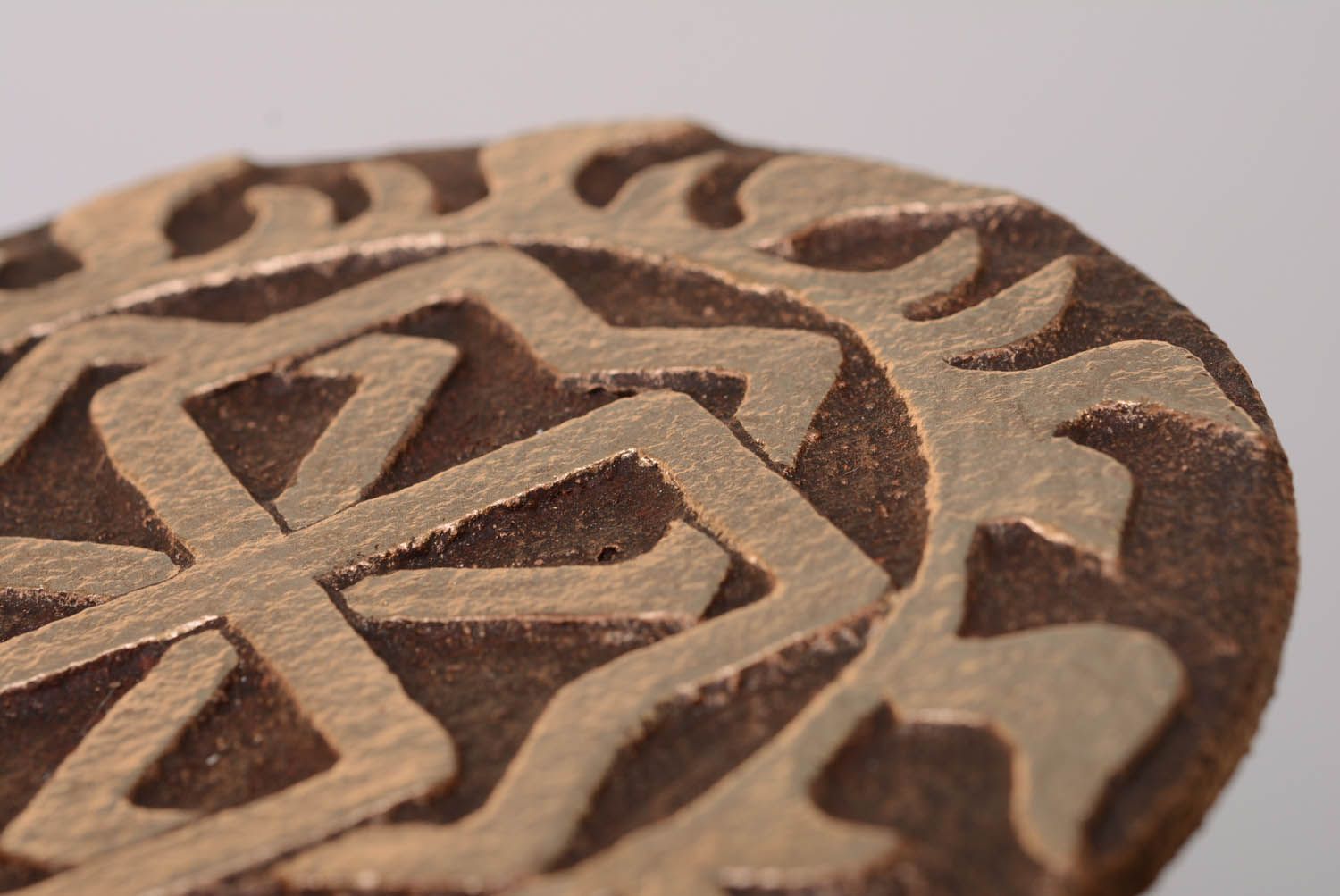 Prato -talismã redondo de argila feito à mão para decoração do interior em estilo étnico Molvinets foto 2