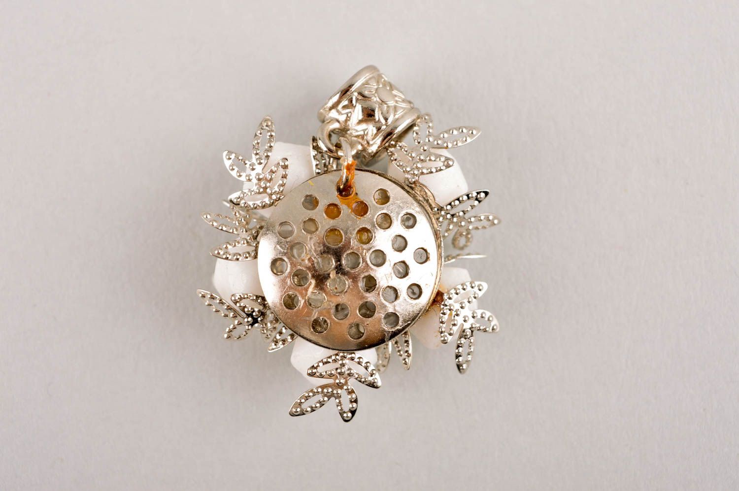 Pendentif fleur Bijou fait main blanc métal perles fantaisie Cadeau femme photo 4