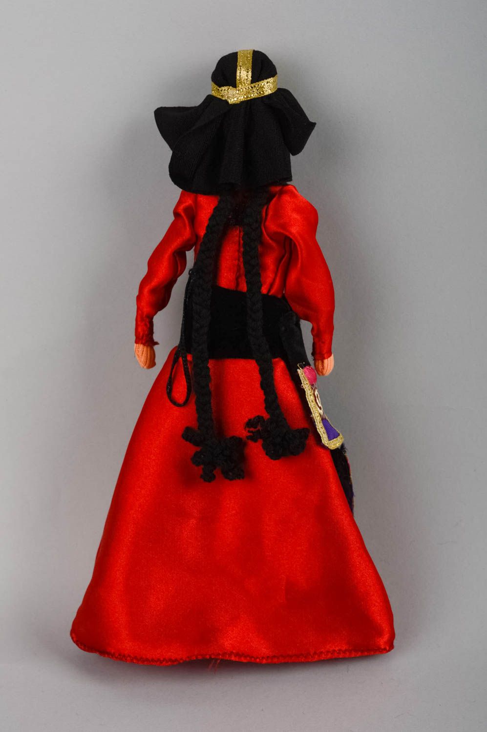 Коллекционная кукла в красном наряде красивая небольшого размера ручная работа фото 2