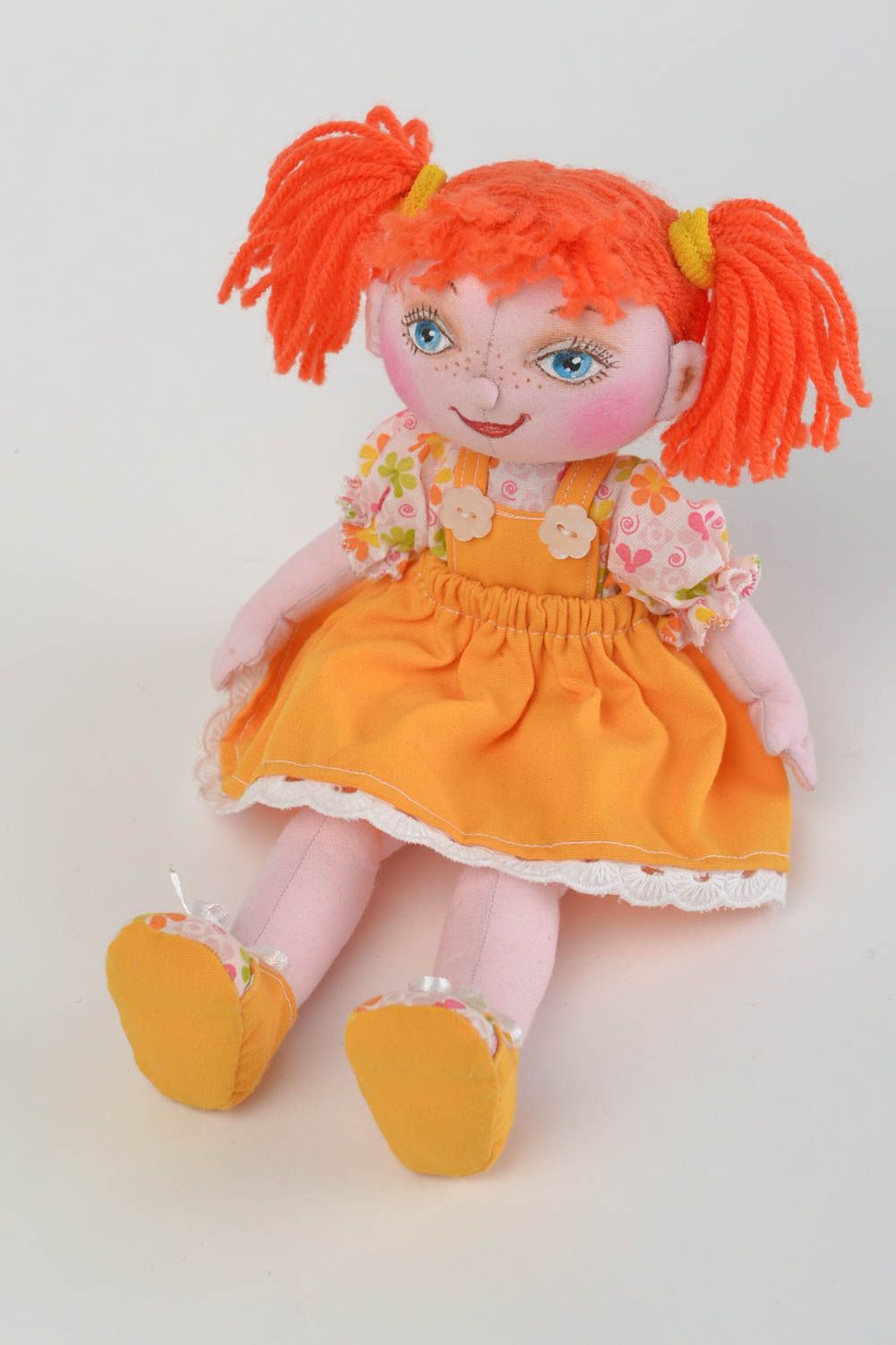 Rothaarige künstlerische Puppe aus Textil für Interieur und Kinder handgefertigt foto 1