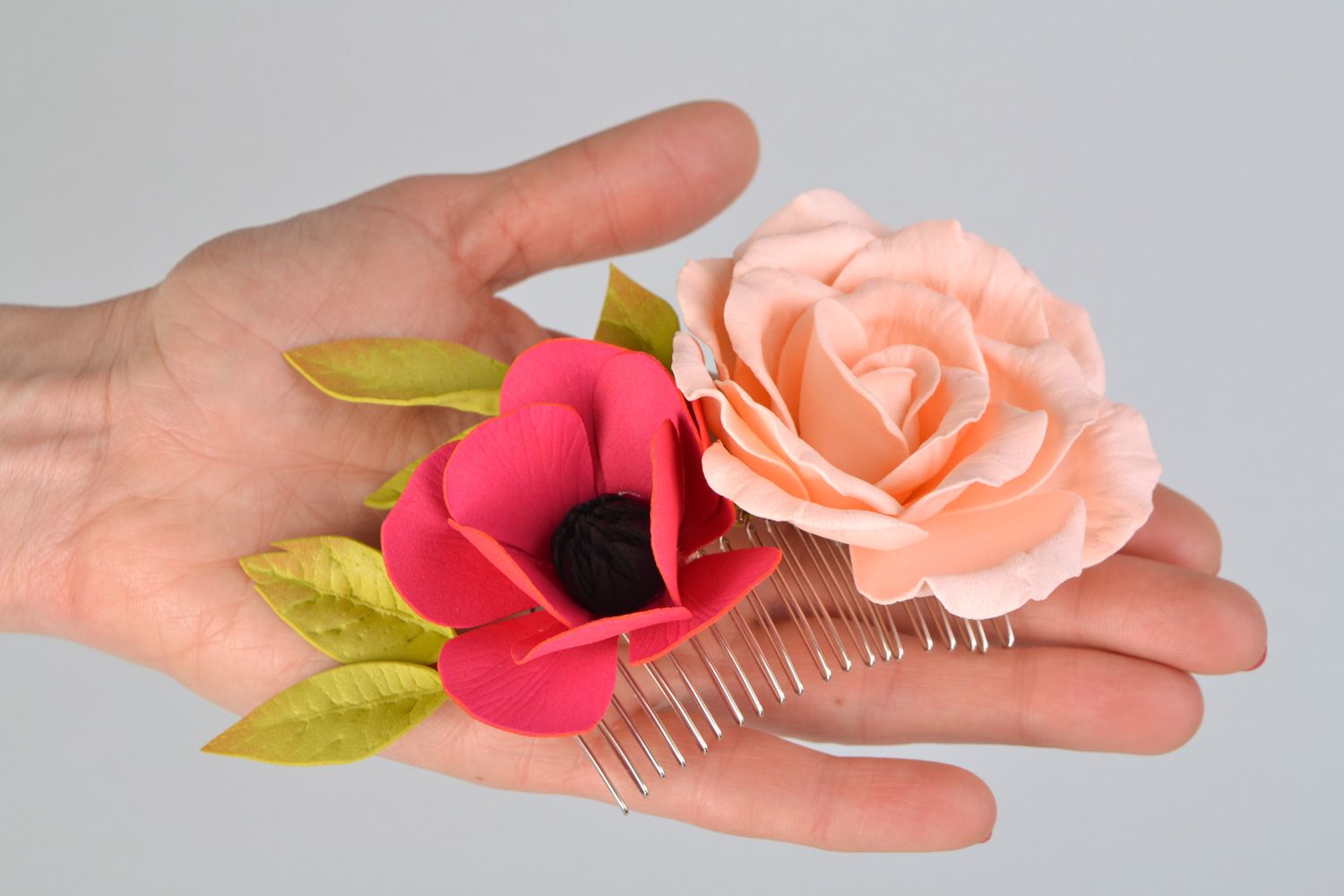 Peineta para el pelo hecho a mano de metal con flores artificiales de fom rosadas foto 2
