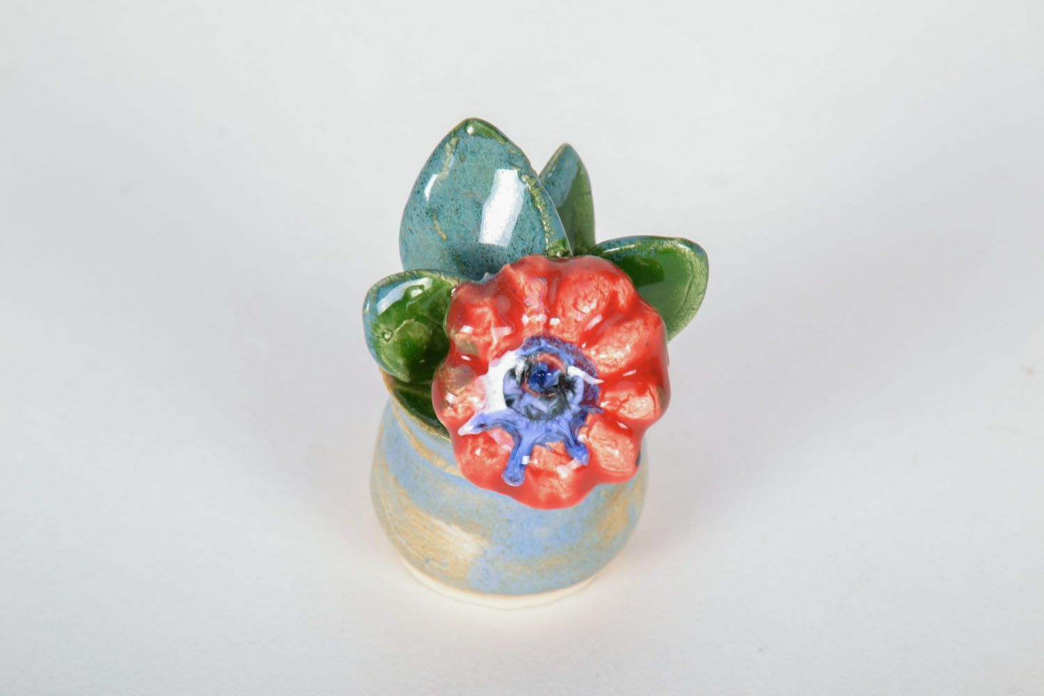 Figura de cerámica con flor foto 3