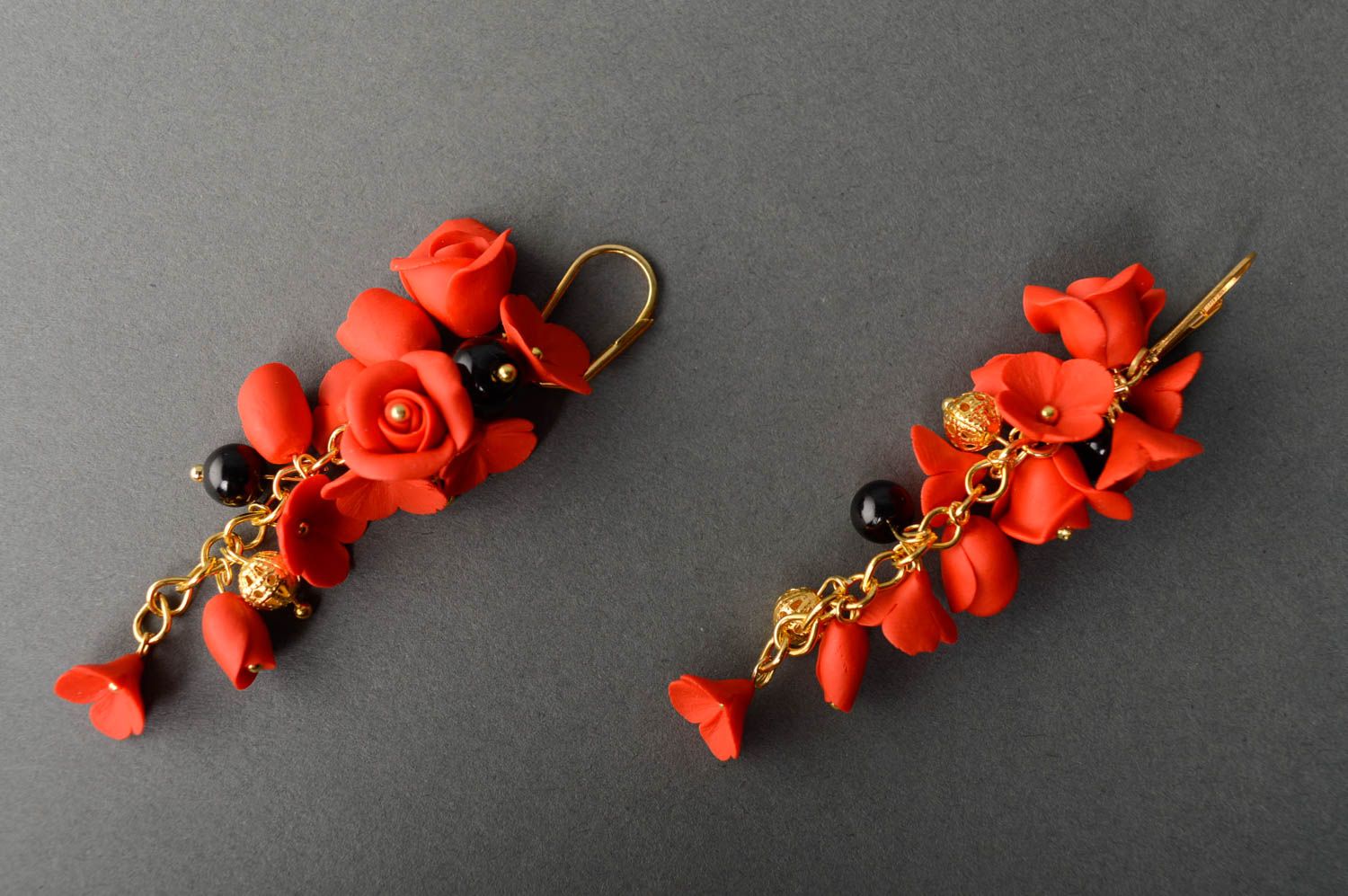 Boucles d'oreilles en argile polymère faites main pendantes Roses rouges photo 2