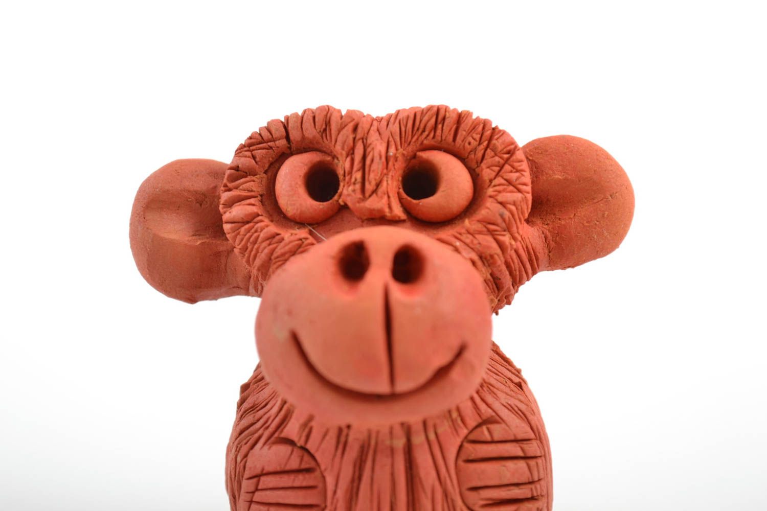 Figura artesanal de arcilla roja con forma de mono pequeña marrón divertida foto 5