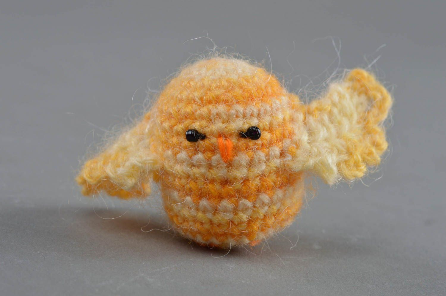 Jouet tricoté original fait main petit pour enfant en forme de poulet jaune photo 1