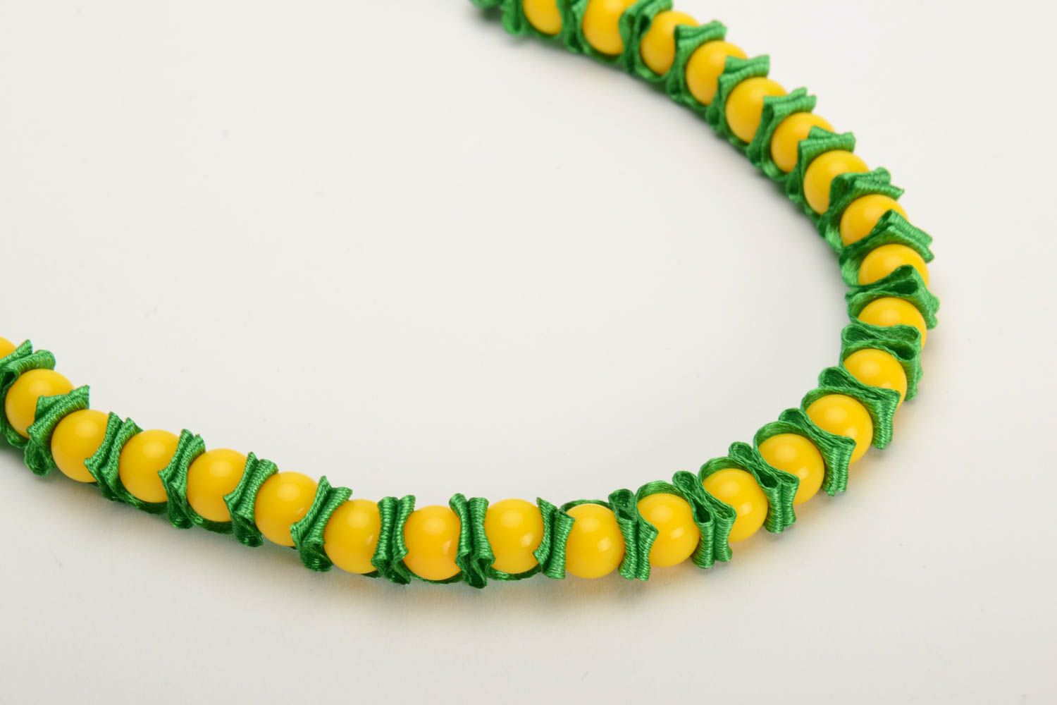 Pulsera artesanal de cinta de raso y cunetas plásticas verde y amarilla foto 2