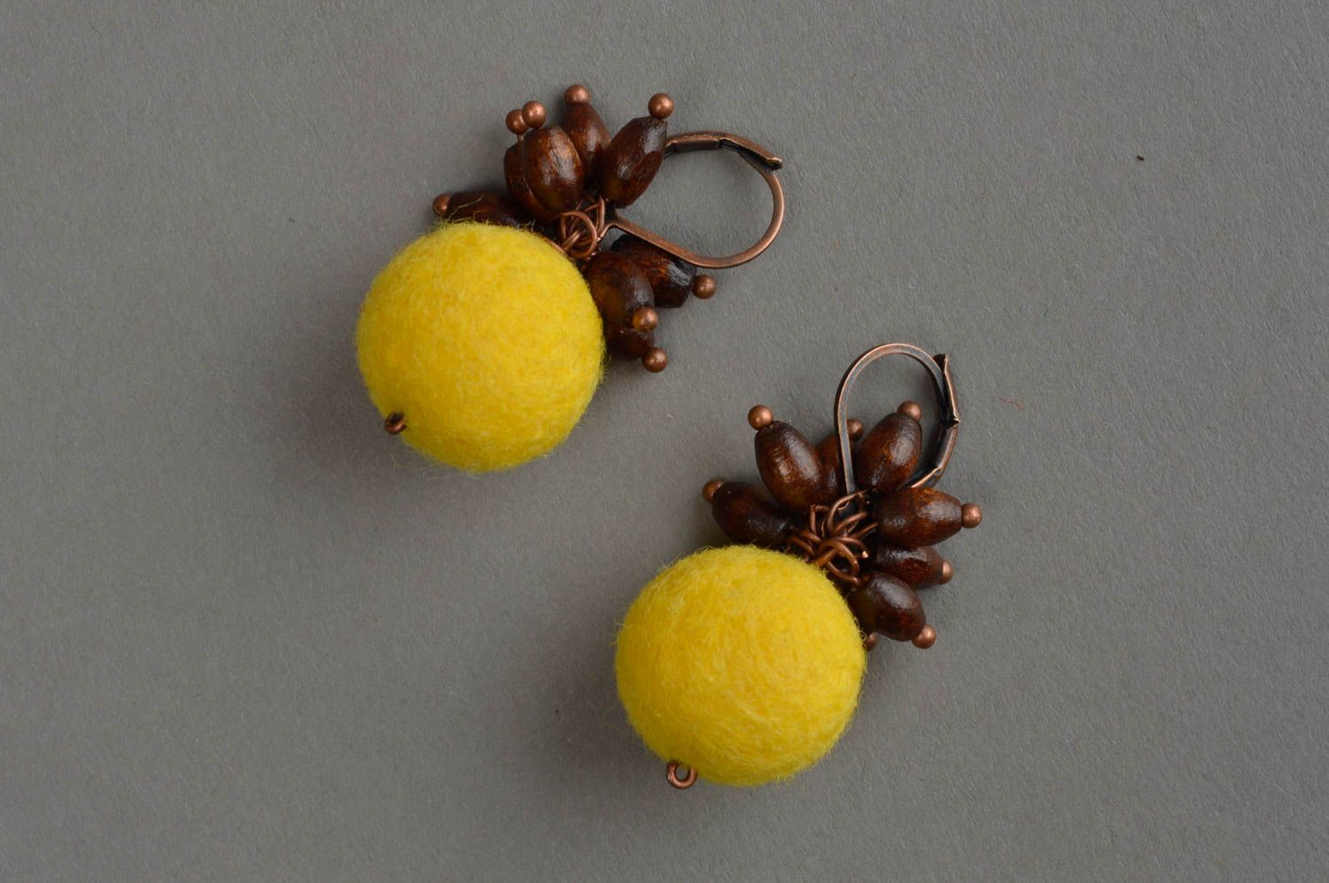 Желтые шерстяные серьги шарики с деревянными бусинами украшение хендмейд фото 3