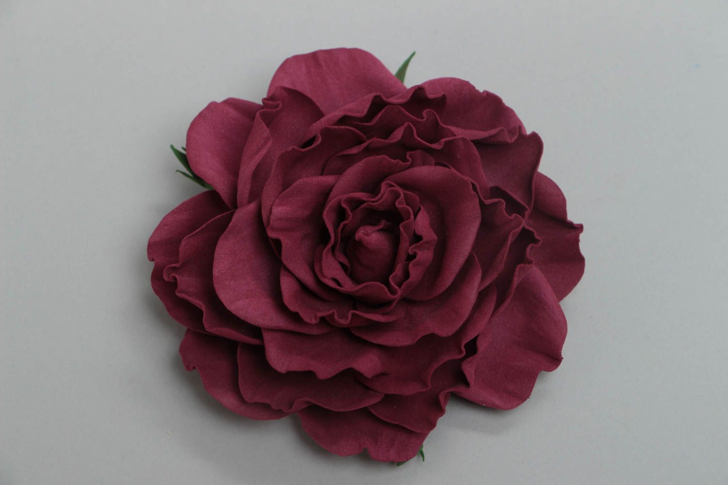 Брошь из фоамирана в виде пышной бордовой розы украшение ручной работы  фото 2